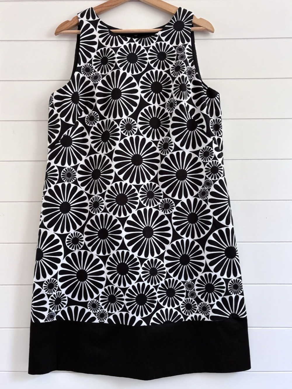 Maggy London Mod Retro Floral Shift Dress Black White Sleeveless Pockets Size 12